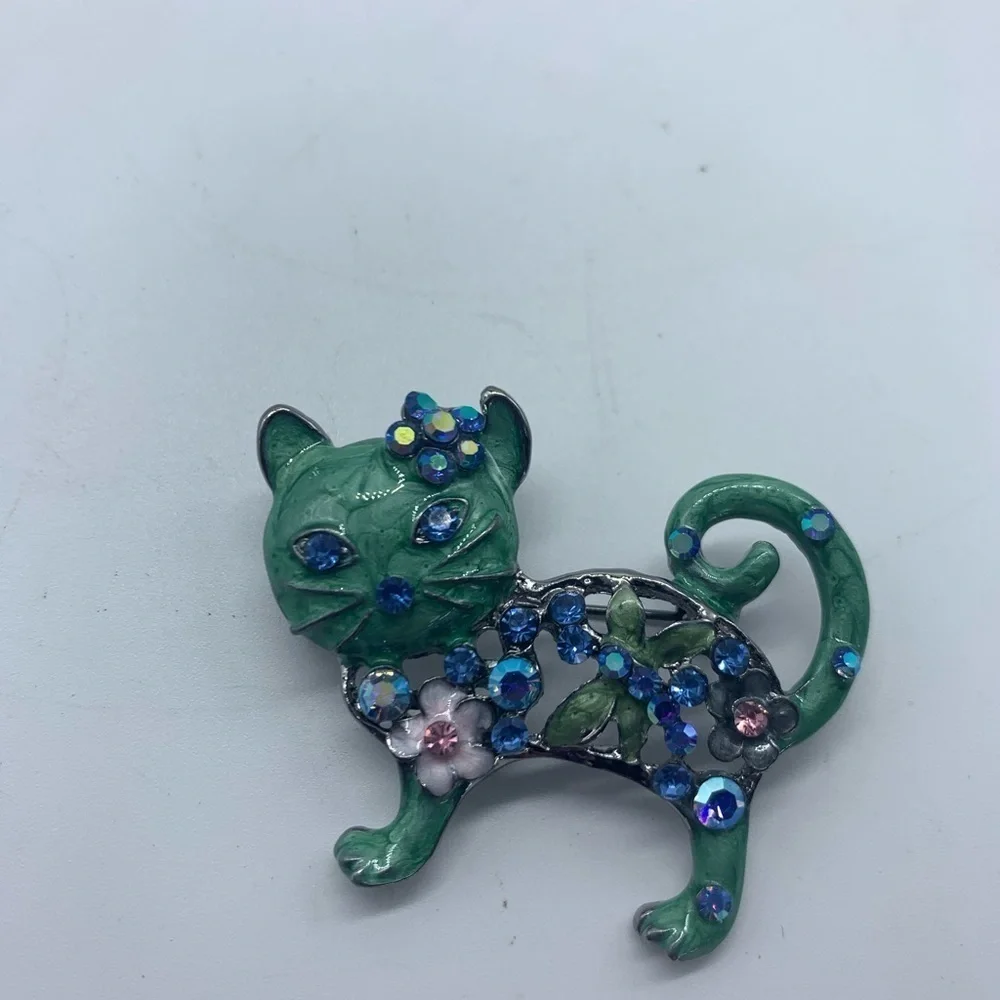 NEW green with blue crystals & flowers cat brooch - Picture 12 of 16